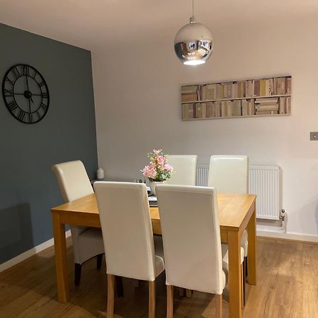 2 Bed, 2 Bath Apartment In Guildford Town Centre With Parking! 外观 照片