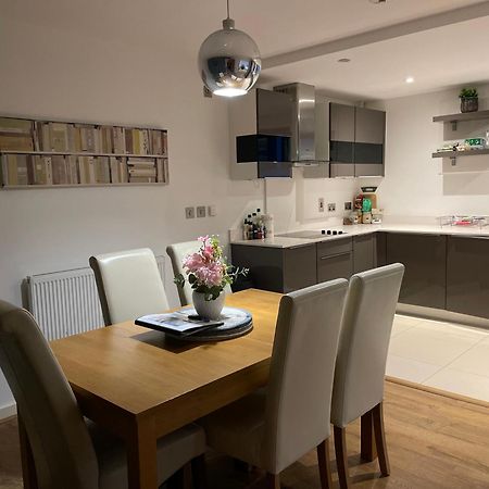 2 Bed, 2 Bath Apartment In Guildford Town Centre With Parking! 外观 照片