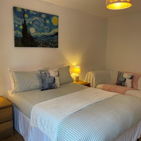 2 Bed, 2 Bath Apartment In Guildford Town Centre With Parking! 外观 照片