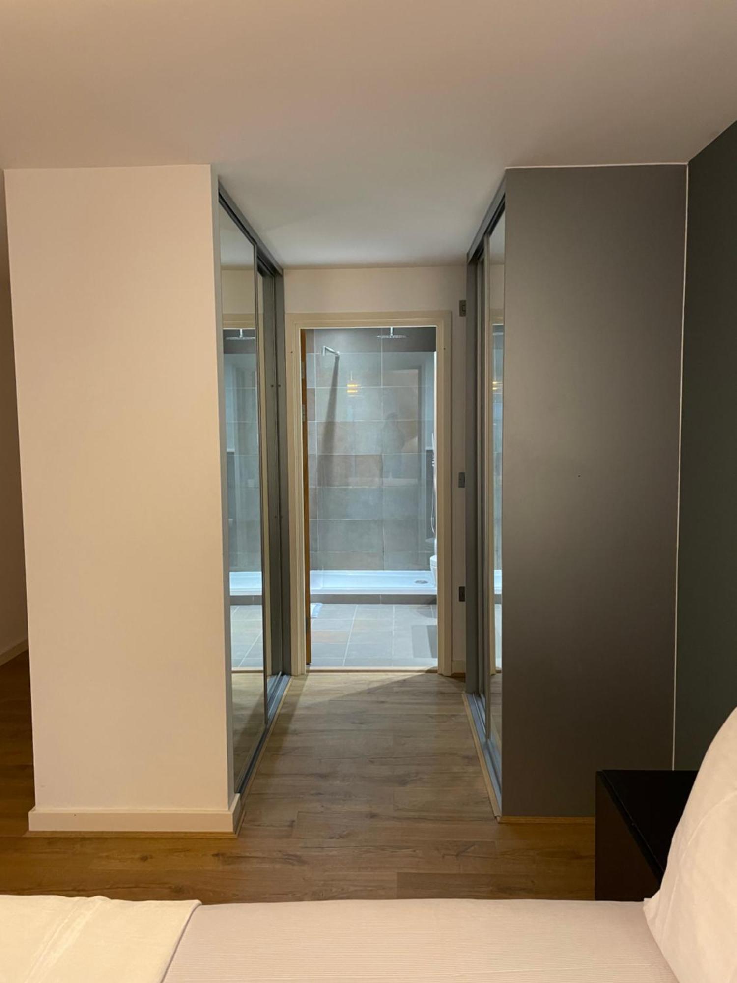2 Bed, 2 Bath Apartment In Guildford Town Centre With Parking! 外观 照片