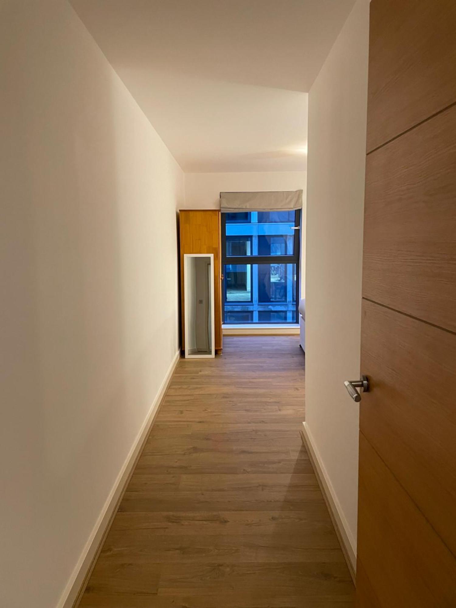 2 Bed, 2 Bath Apartment In Guildford Town Centre With Parking! 外观 照片