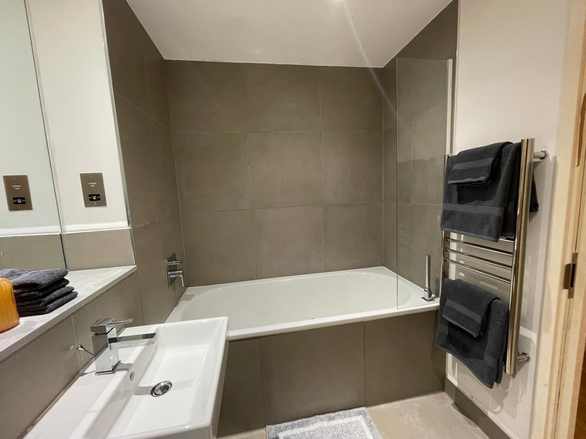2 Bed, 2 Bath Apartment In Guildford Town Centre With Parking! 外观 照片