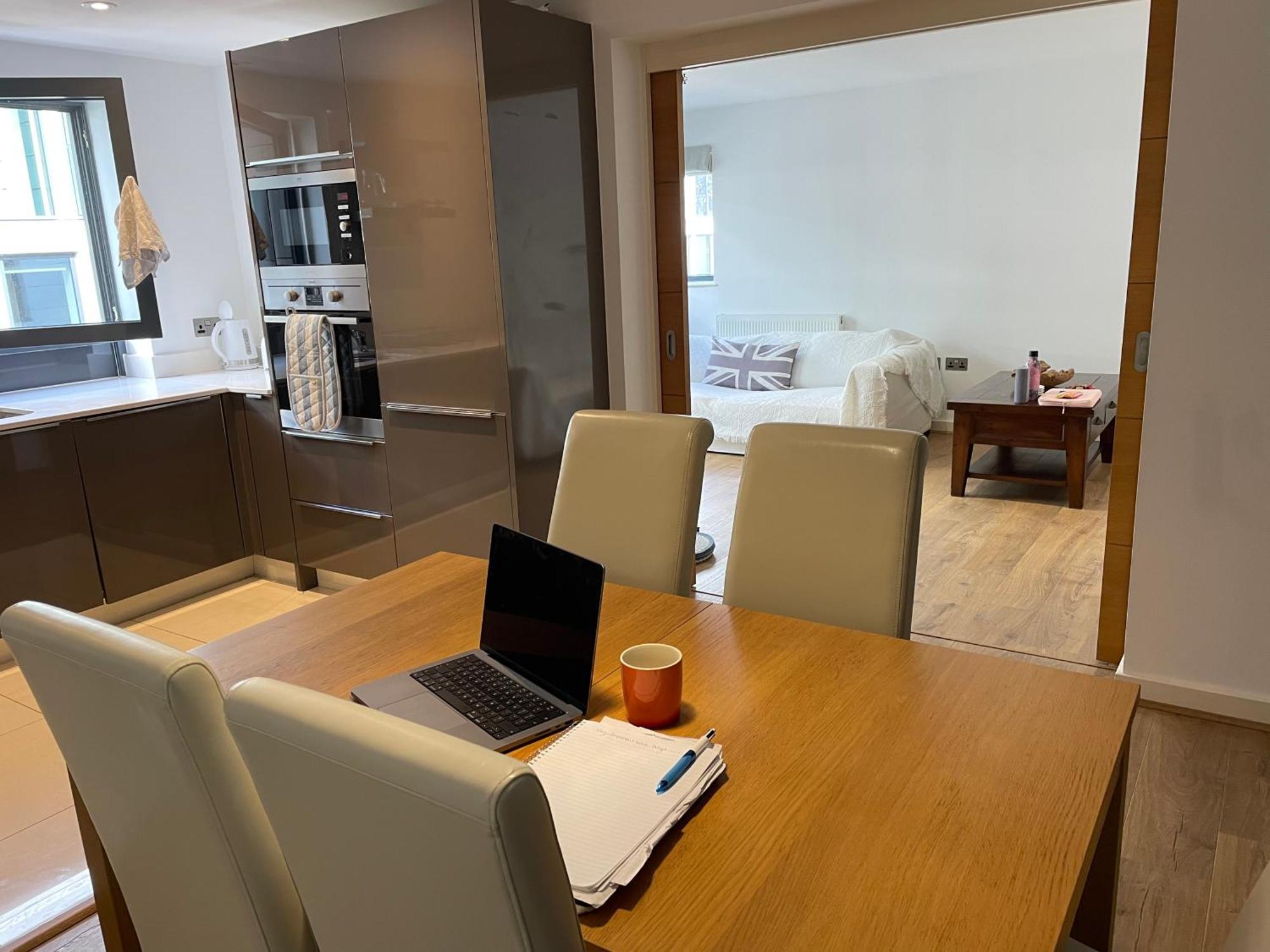 2 Bed, 2 Bath Apartment In Guildford Town Centre With Parking! 外观 照片