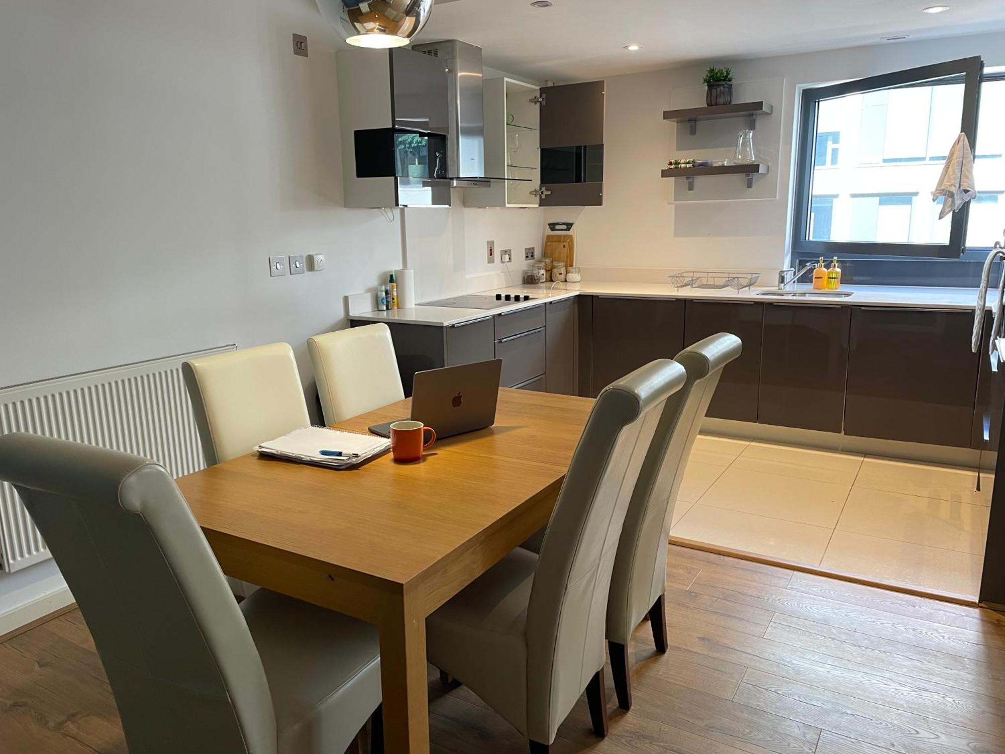 2 Bed, 2 Bath Apartment In Guildford Town Centre With Parking! 外观 照片