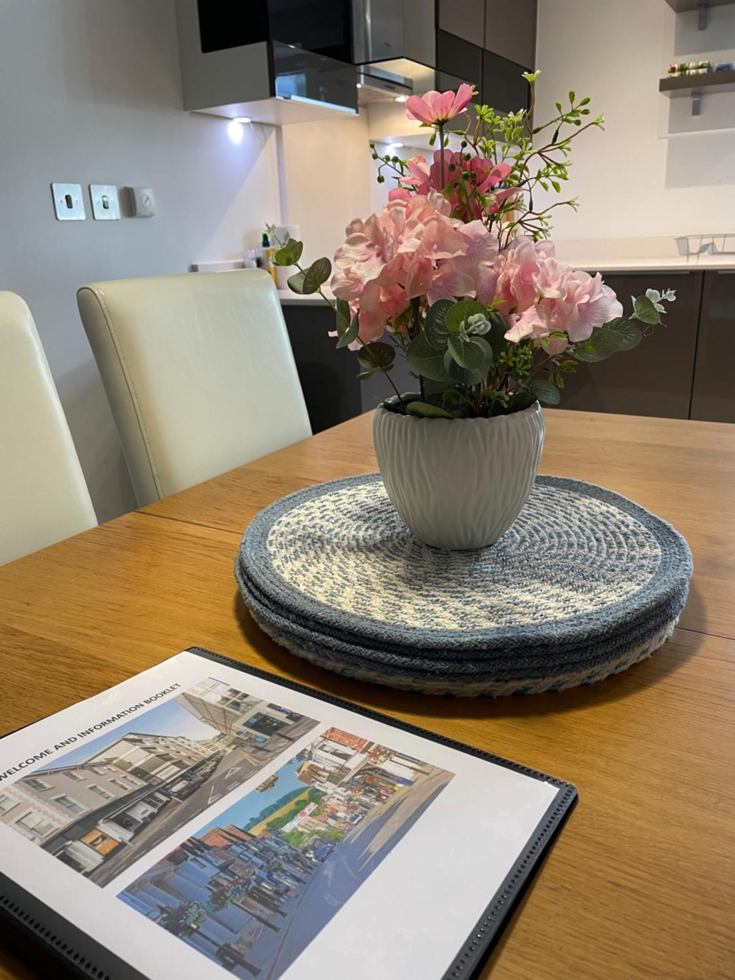 2 Bed, 2 Bath Apartment In Guildford Town Centre With Parking! 外观 照片