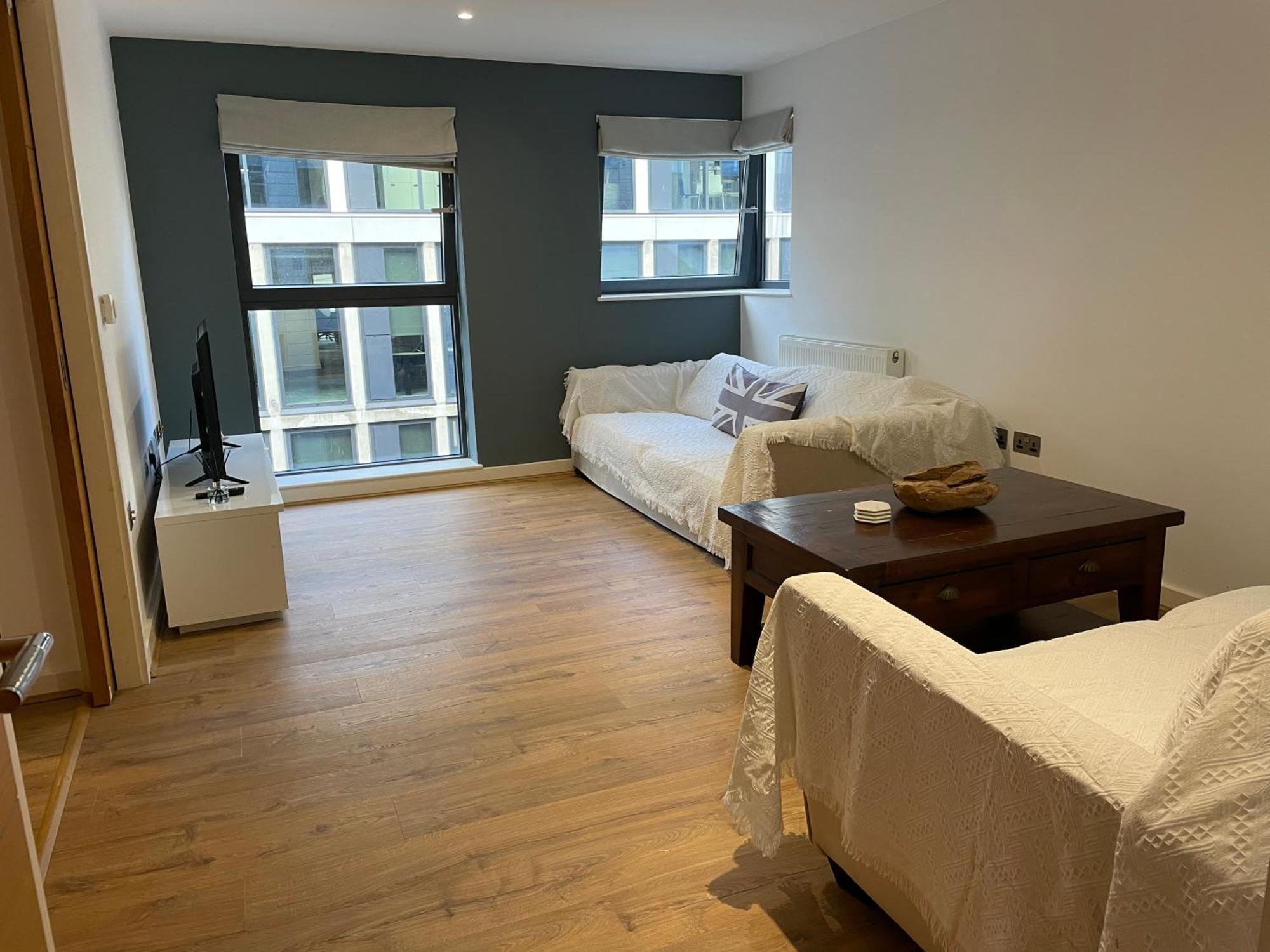 2 Bed, 2 Bath Apartment In Guildford Town Centre With Parking! 外观 照片