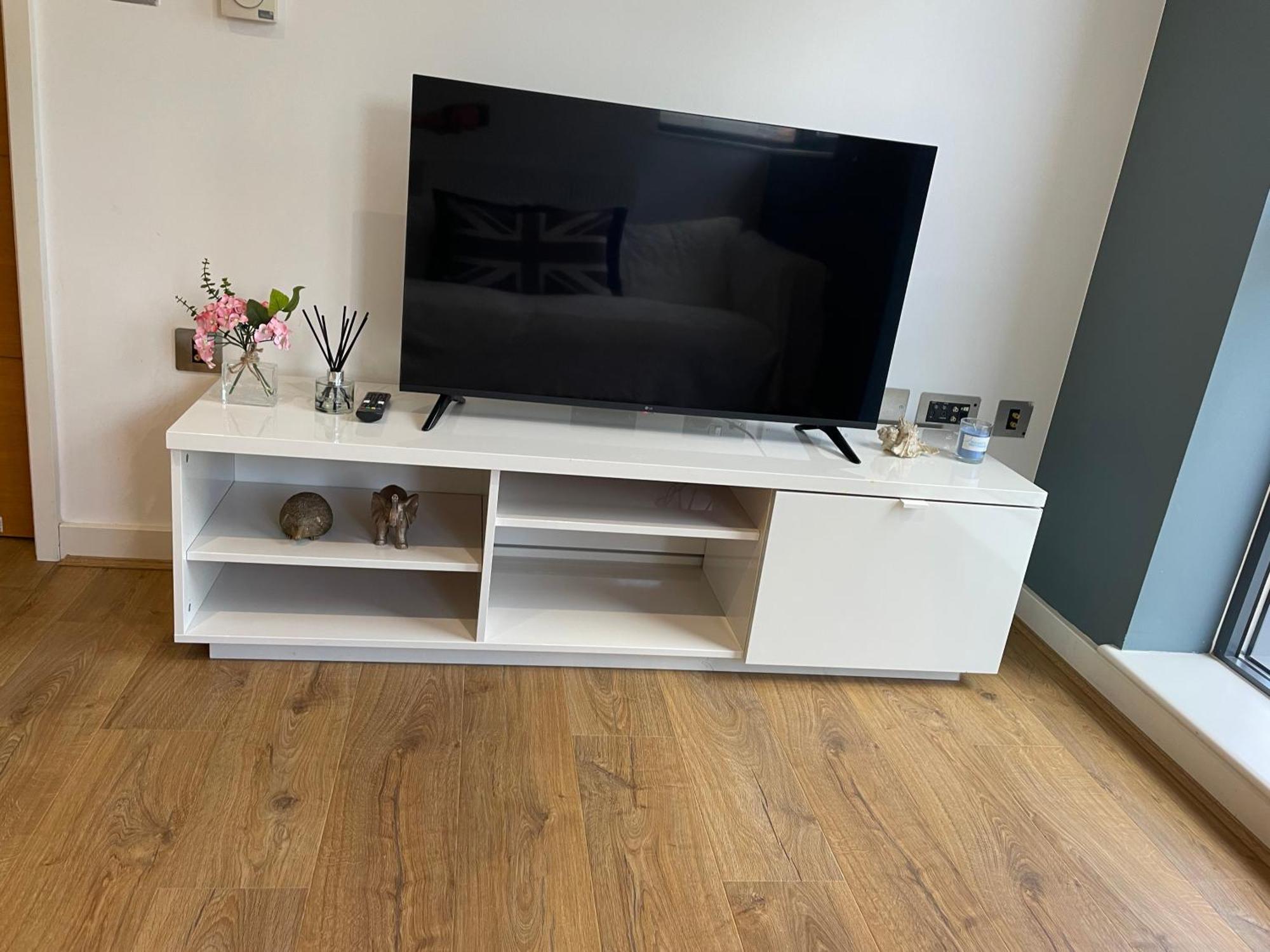 2 Bed, 2 Bath Apartment In Guildford Town Centre With Parking! 外观 照片