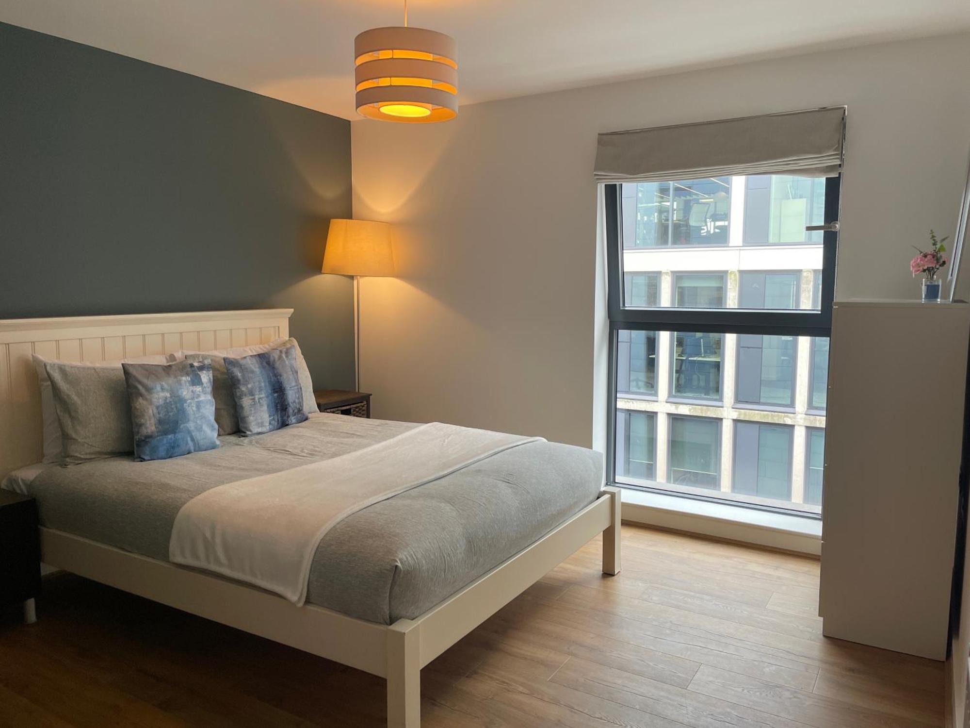 2 Bed, 2 Bath Apartment In Guildford Town Centre With Parking! 外观 照片
