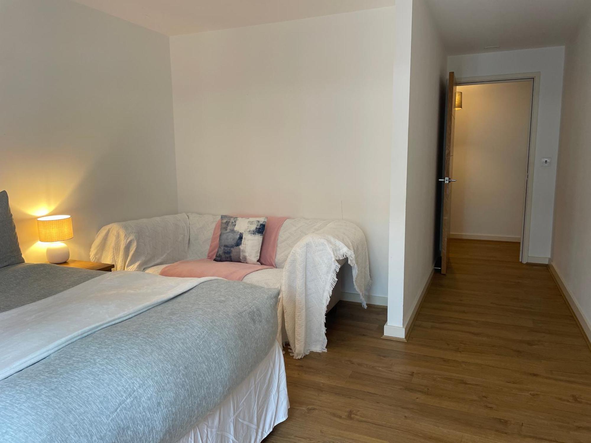 2 Bed, 2 Bath Apartment In Guildford Town Centre With Parking! 外观 照片