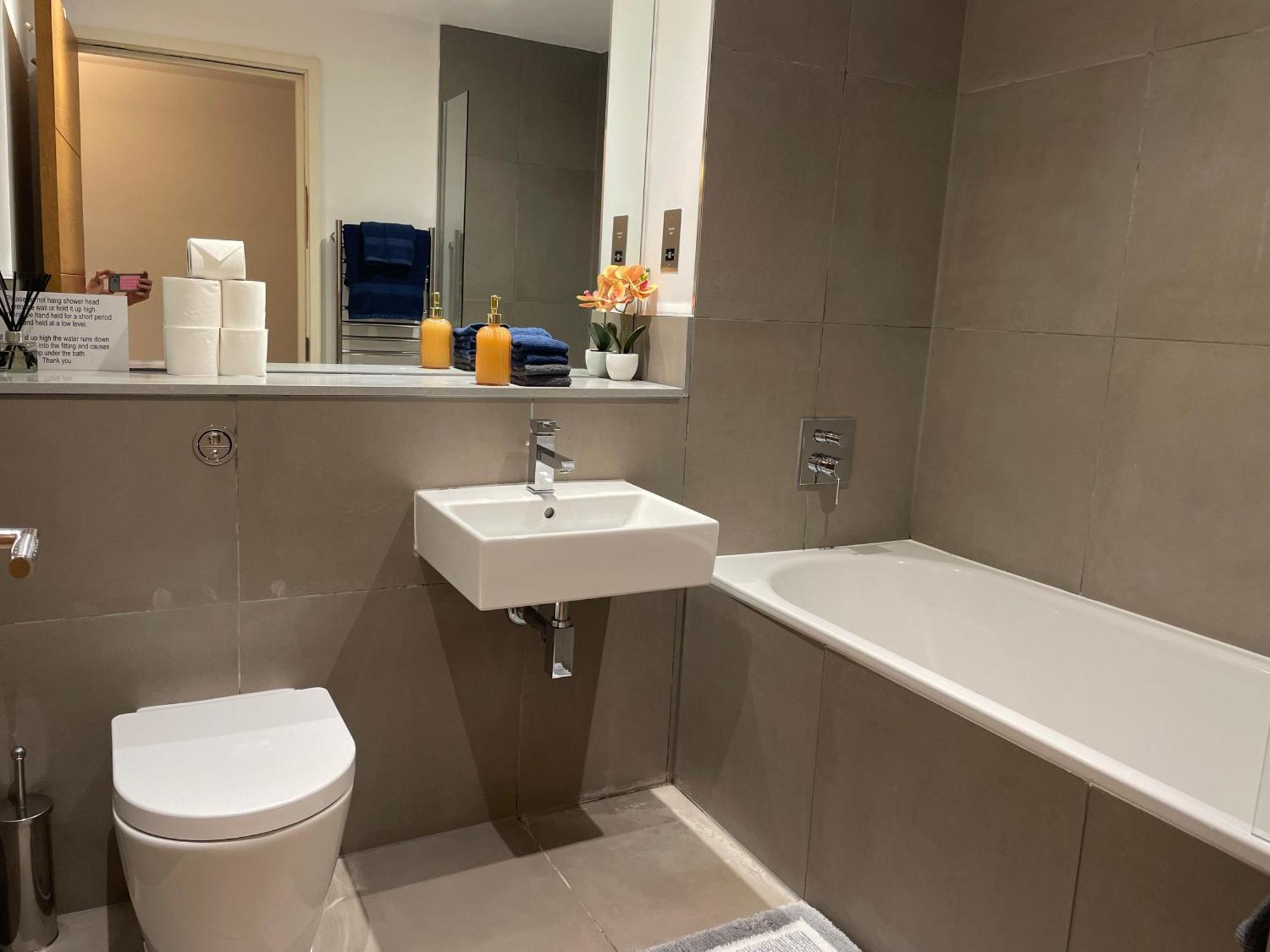 2 Bed, 2 Bath Apartment In Guildford Town Centre With Parking! 外观 照片