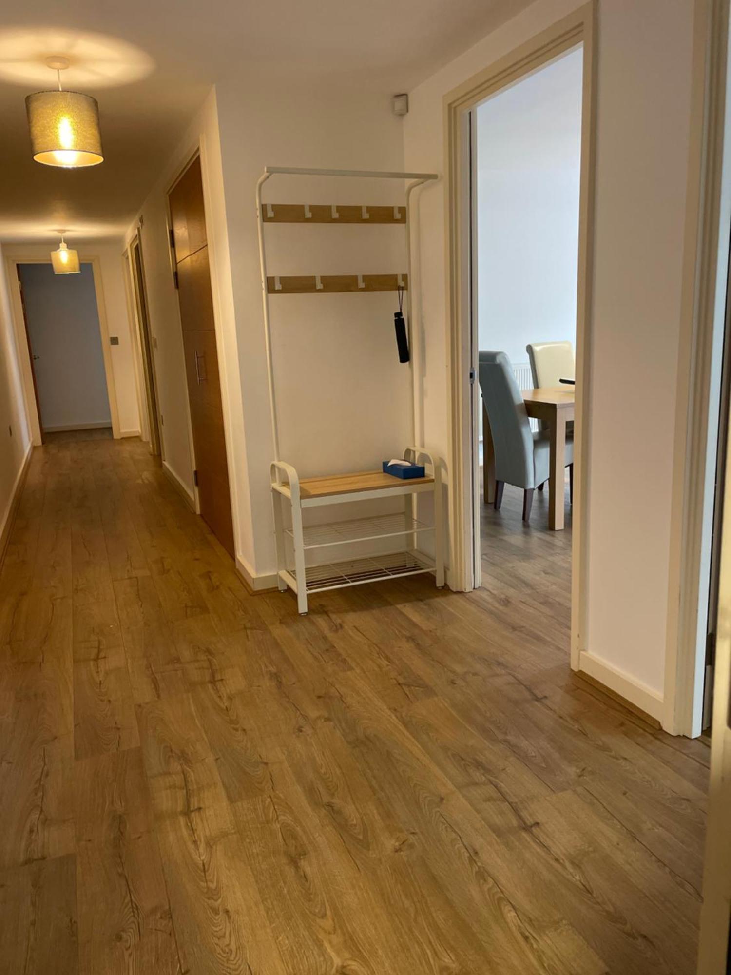 2 Bed, 2 Bath Apartment In Guildford Town Centre With Parking! 外观 照片