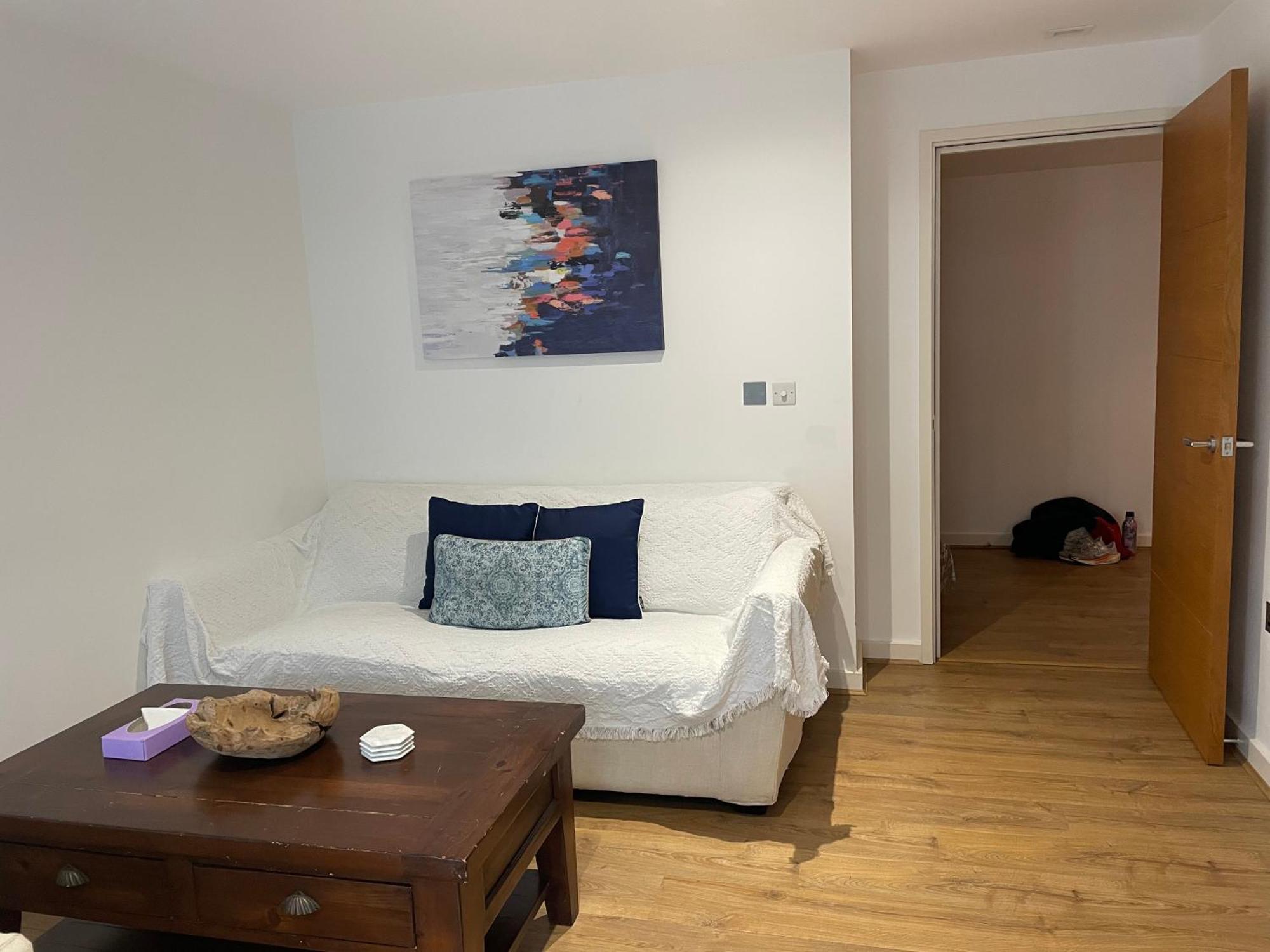 2 Bed, 2 Bath Apartment In Guildford Town Centre With Parking! 外观 照片