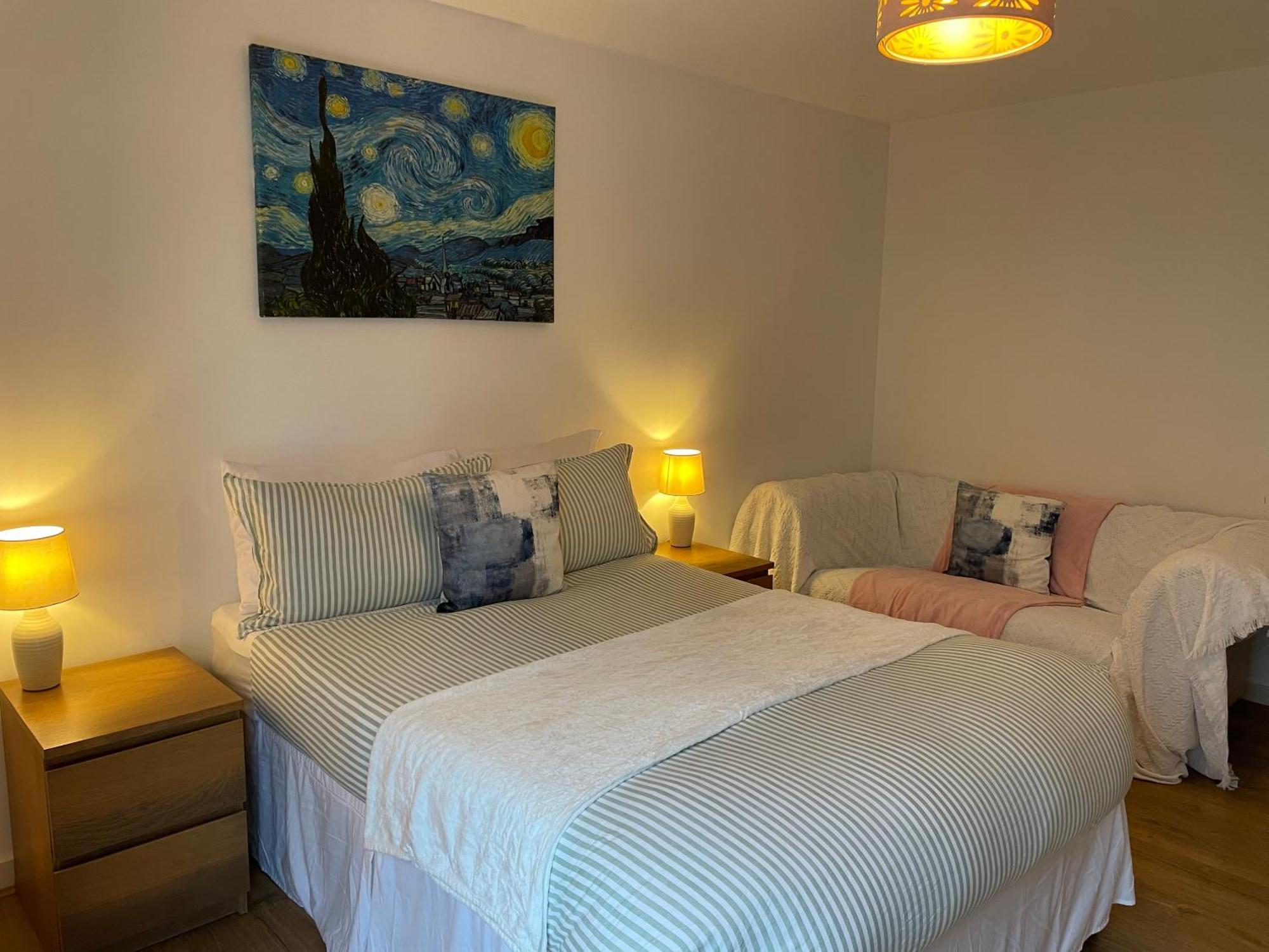2 Bed, 2 Bath Apartment In Guildford Town Centre With Parking! 外观 照片